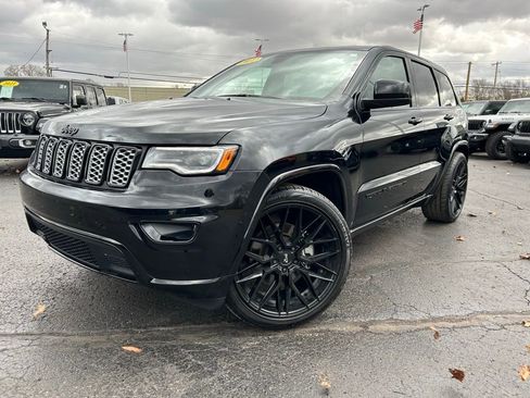 Used 2022 Jeep Grand Cherokee Laredo X image 9