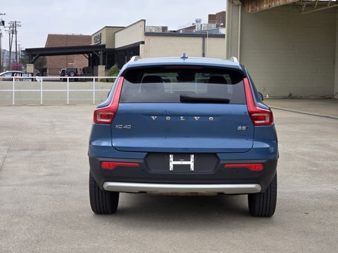 Used 2025 Volvo XC40 B5 Plus image 8