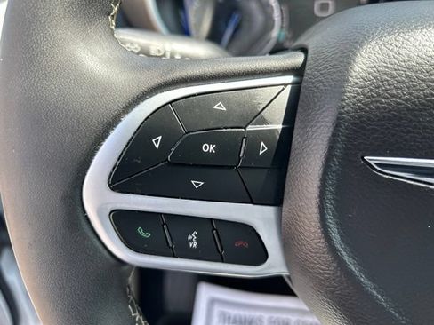Used 2024 Chrysler Pacifica Touring-L FWD image 15