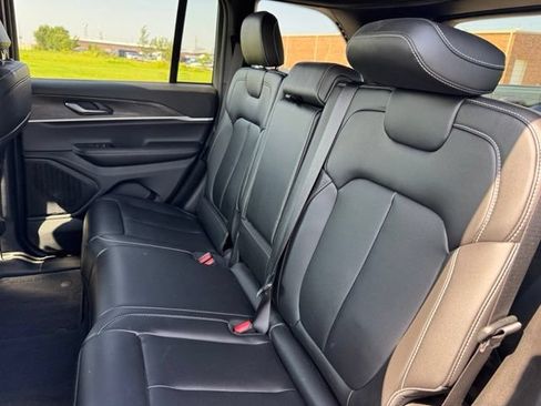 Certified 2025 Jeep Grand Cherokee Limited AWD/4WD image 12