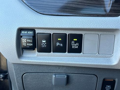 Used 2017 Toyota Sienna XLE 7-Passenger image 18