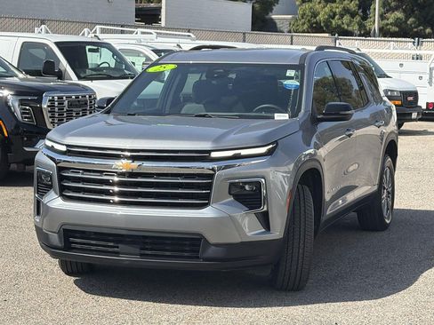 Used 2025 Chevrolet Traverse LT AWD/4WD image 8