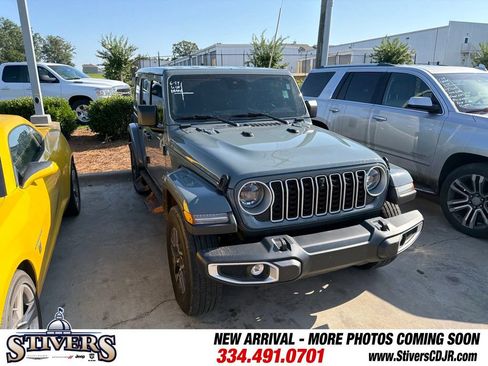 Used 2024 Jeep Wrangler Unlimited Sahara w/ Technology Group AWD/4WD image 3
