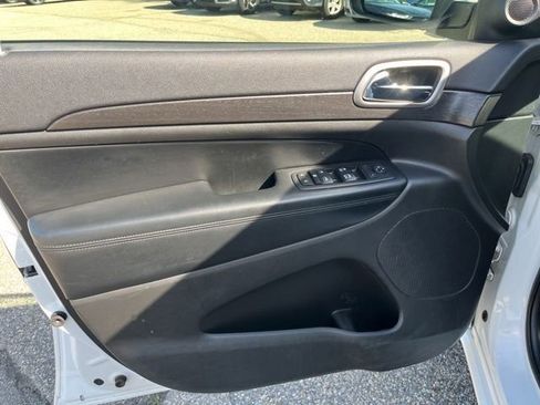 Used 2017 Jeep Grand Cherokee Altitude AWD/4WD image 21