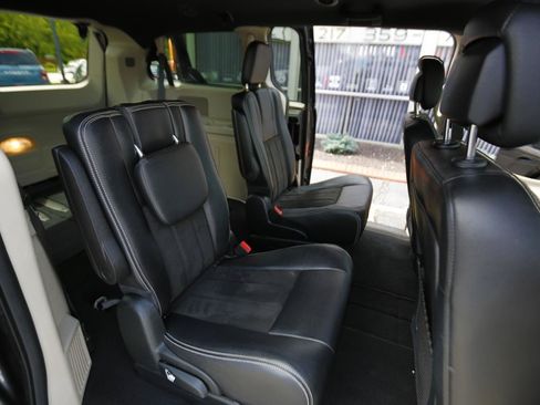 Used 2019 Dodge Grand Caravan SXT FWD image 17
