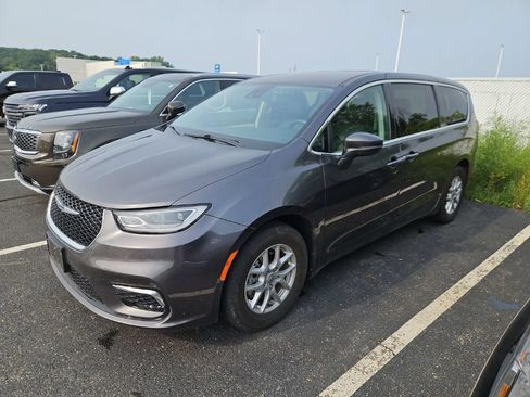 Used 2023 Chrysler Pacifica Touring-L FWD image 1