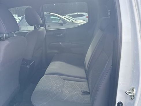 Used 2017 Toyota Tacoma TRD Sport w/ Tow Package (A/T) image 9