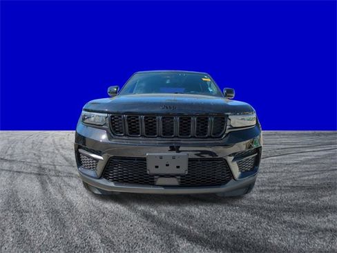 Used 2024 Jeep Grand Cherokee Altitude image 9