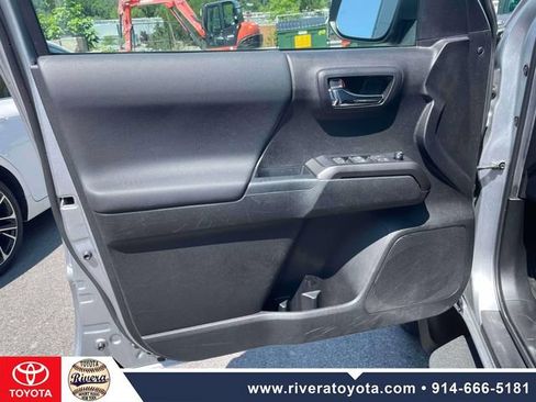 Used 2022 Toyota Tacoma TRD Off-Road w/ Technology Package AWD/4WD image 19