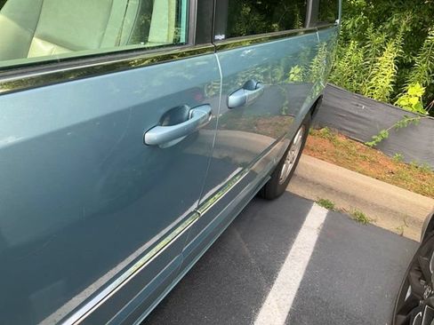 Used 2010 Chrysler Town & Country Touring FWD image 9