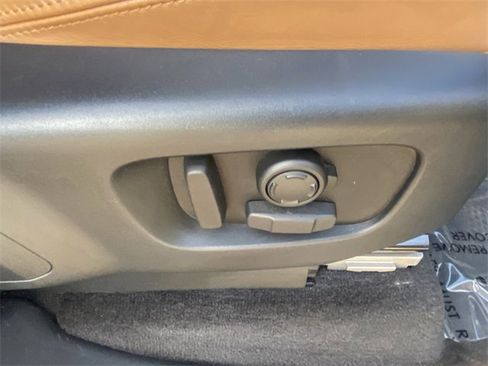 Used 2017 Land Rover Discovery HSE image 19