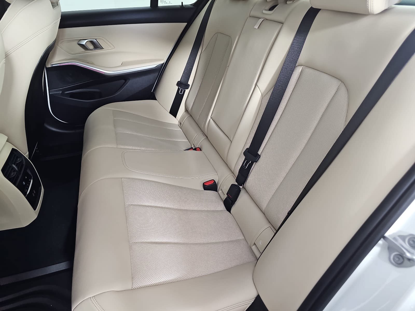 Used 2024 BMW 330i Sedan w/ Convenience Package RWD image 13