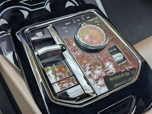 Used 2025 BMW 530i w/ Premium Package image 12