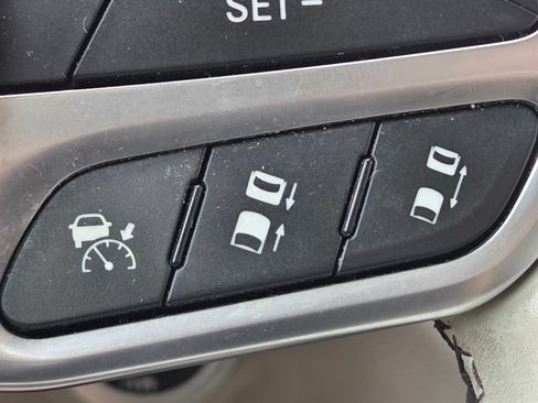 Used 2017 Chrysler Pacifica Limited FWD image 16