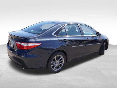 Used 2017 Toyota Camry SE image 3