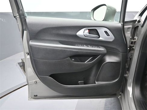 Used 2021 Chrysler Pacifica Touring-L w/ S Appearance Package image 22