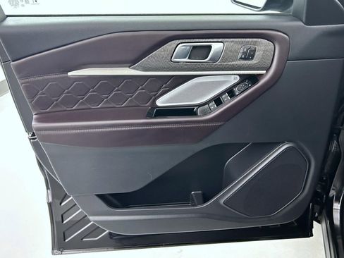 Used 2025 Ford Explorer Platinum w/ LUX Leather Package AWD/4WD image 9