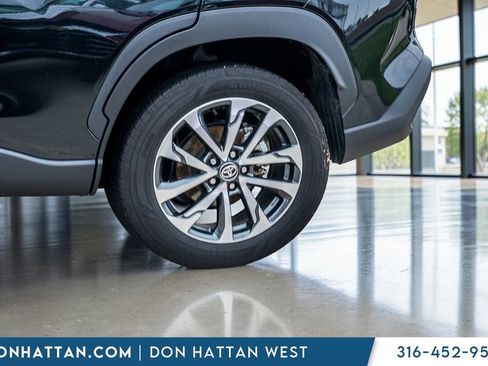 Used 2025 Toyota Corolla Cross XLE AWD/4WD image 33