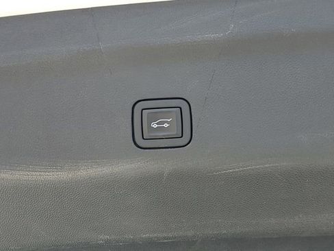 Used 2023 Chevrolet Suburban Premier image 8