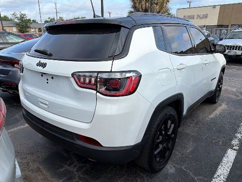 Used 2022 Jeep Compass Latitude FWD image 19