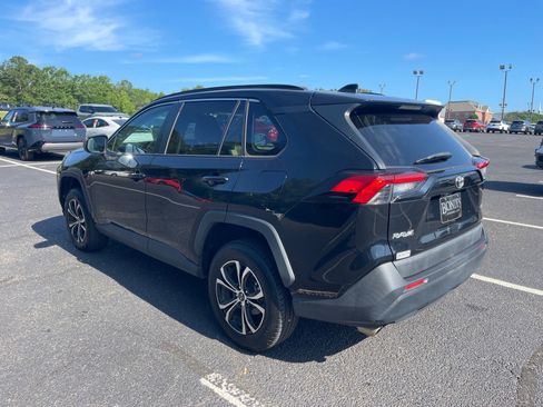 Used 2019 Toyota RAV4 LE FWD image 14