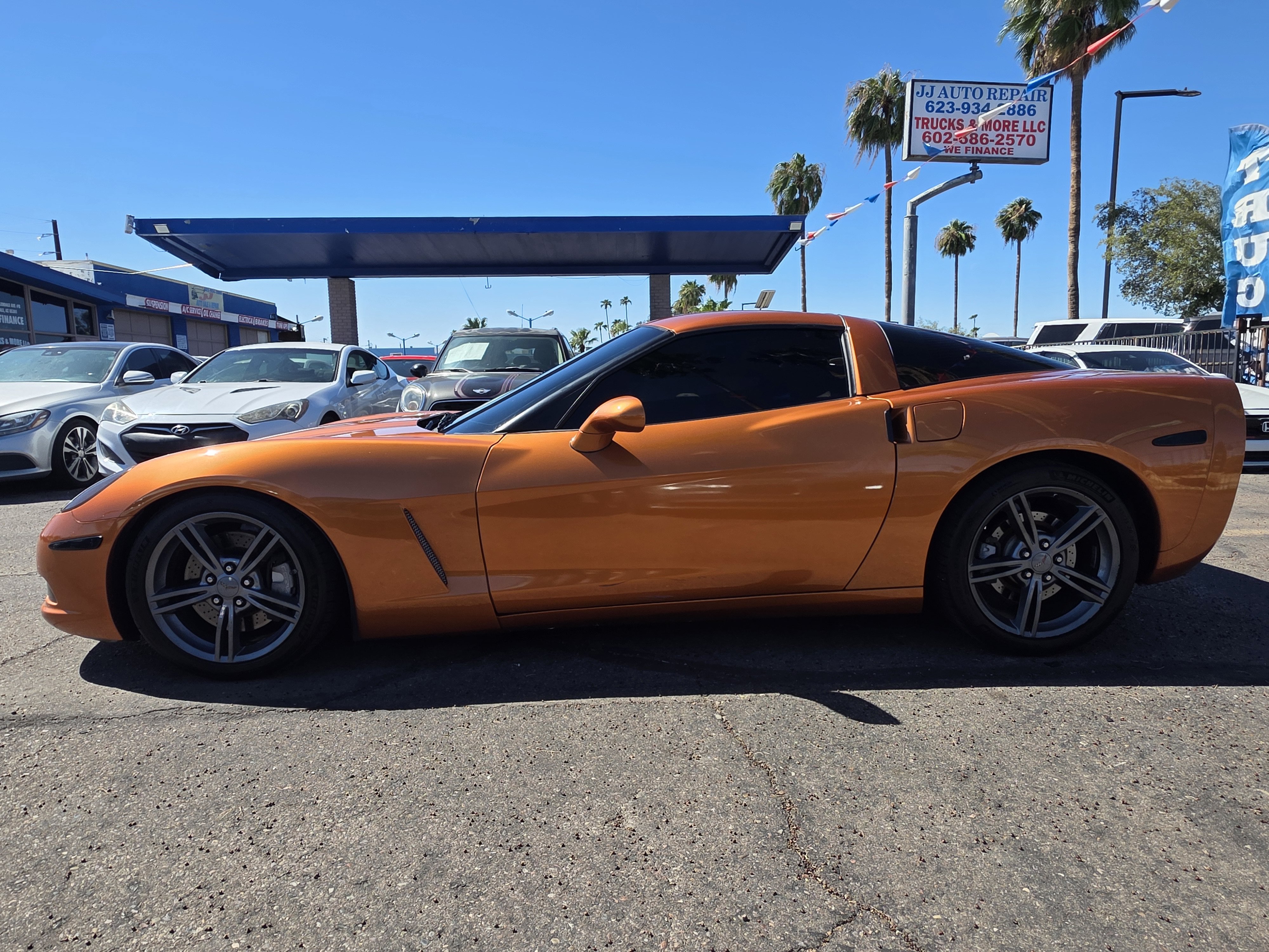 Used 2008 Chevrolet Corvette Coupe w/ Z51 Performance Package RWD image 2