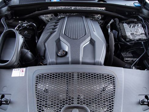 Certified 2024 Porsche Macan AWD/4WD image 27