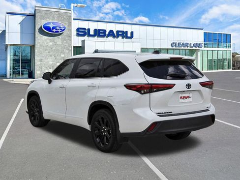 Used 2023 Toyota Highlander LE image 4