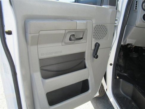 Used 2016 Ford E-350 and Econoline 350 Super Duty image 15