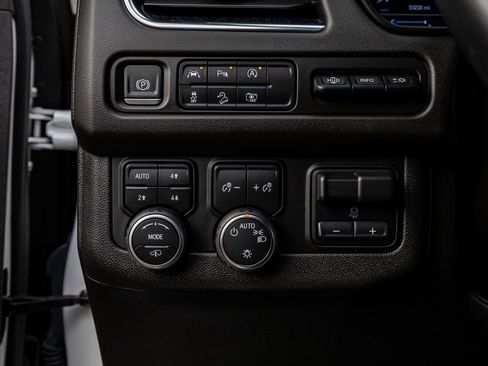 Used 2023 Chevrolet Suburban High Country image 22