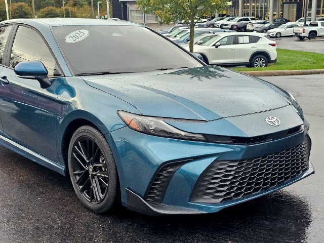 Used 2025 Toyota Camry SE FWD image 2