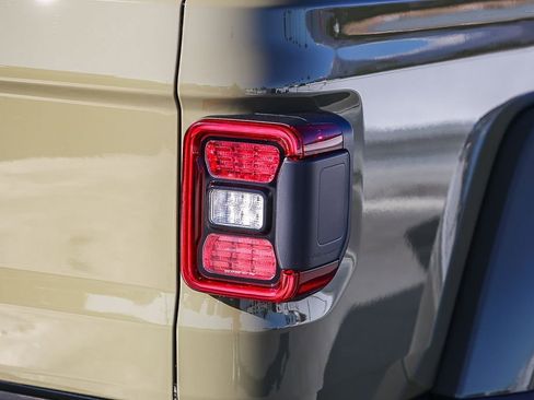 New 2025 Jeep Gladiator Rubicon w/ Convenience Group image 10