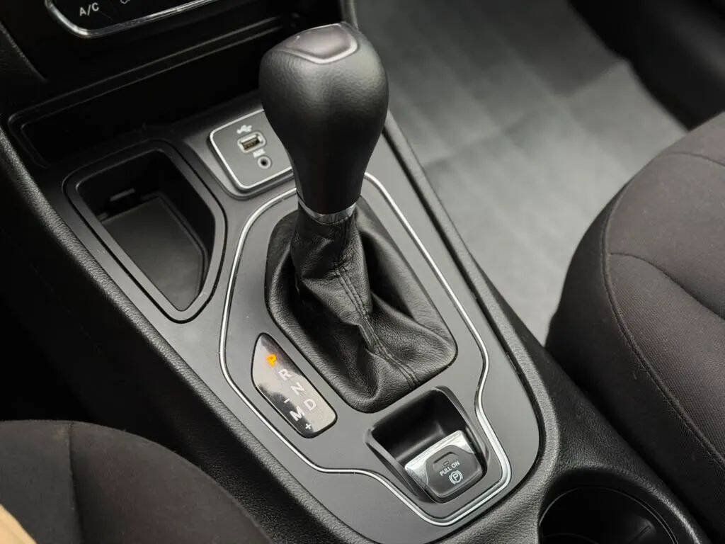 Used 2019 Jeep Cherokee Latitude w/ Popular Appearance Group FWD image 17