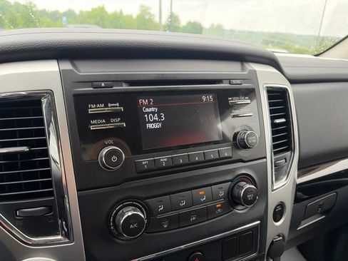 Used 2017 Nissan Titan 4x4 Crew Cab image 15
