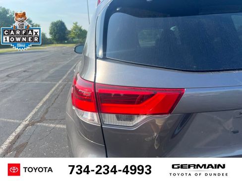 Used 2019 Toyota Highlander XLE AWD/4WD image 17