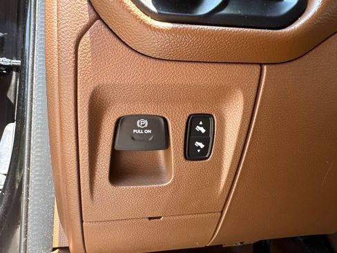 Used 2019 RAM 1500 Laramie AWD/4WD image 10