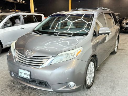 Used 2017 Toyota Sienna Limited Premium image 3