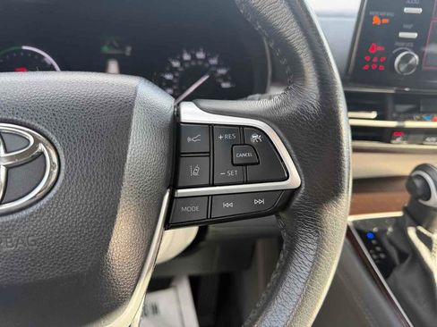 Used 2024 Toyota Sienna XLE image 24