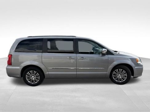 Used 2014 Chrysler Town & Country Touring-L w/ Driver Convenience Group FWD image 6