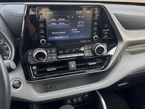 Used 2021 Toyota Highlander XLE AWD/4WD image 30