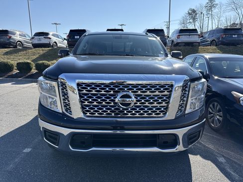 Used 2019 Nissan Titan SV w/ SV Convenience Package image 3