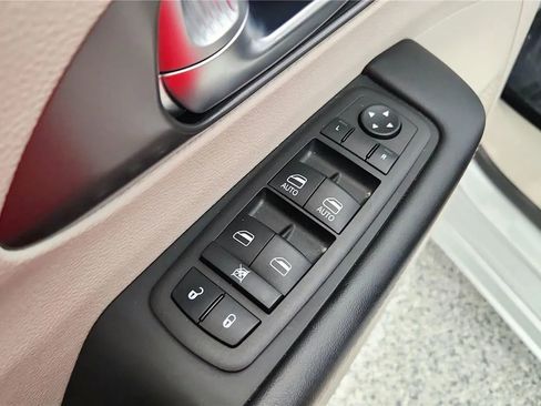 Used 2023 Chrysler Pacifica Touring-L FWD image 29