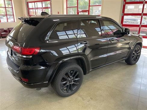 Used 2017 Jeep Grand Cherokee Altitude AWD/4WD image 7
