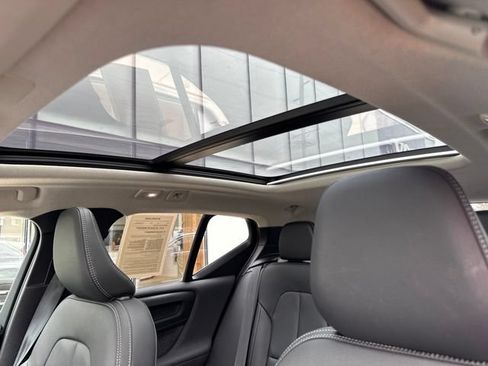Certified 2025 Volvo XC40 B5 Plus AWD/4WD image 27
