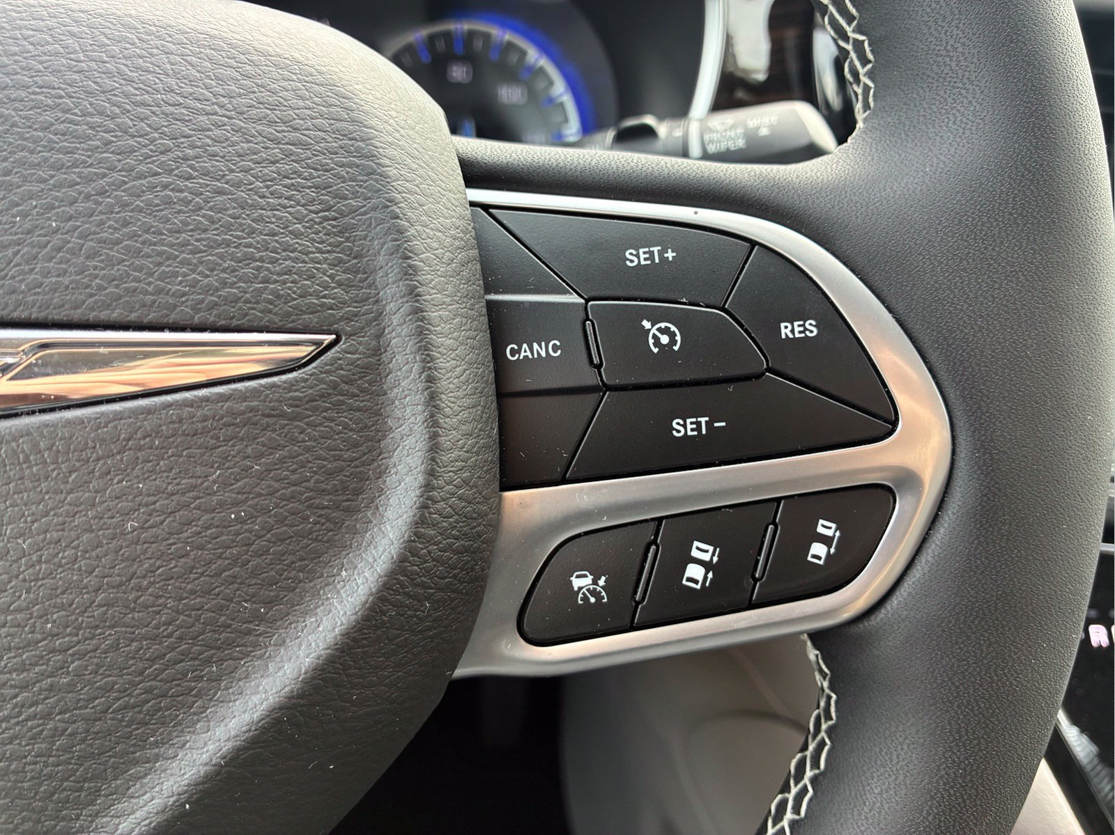 Certified 2024 Chrysler Pacifica Limited AWD/4WD image 17