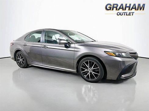 Used 2022 Toyota Camry SE image 1