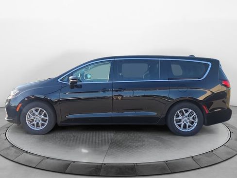 Used 2024 Chrysler Pacifica Touring-L FWD image 2