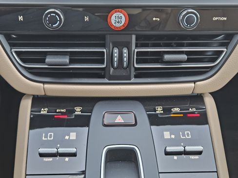 Certified 2026 Porsche Macan AWD/4WD image 19