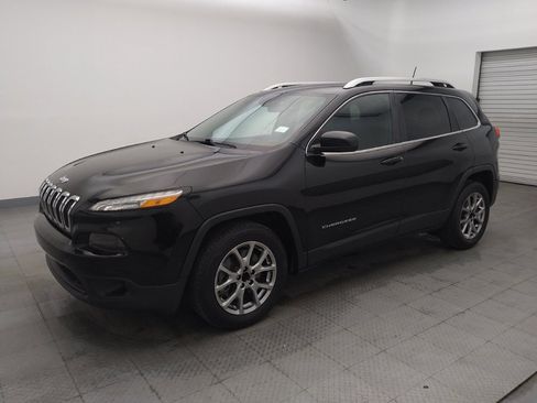 Used 2018 Jeep Cherokee Latitude Plus w/ Cold Weather Group FWD image 2