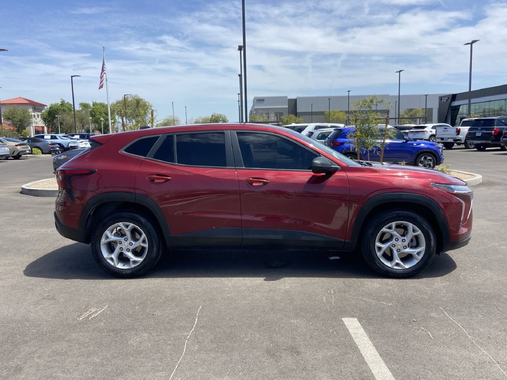 Used 2024 Chevrolet Trax LS w/ LS Convenience Package FWD image 2